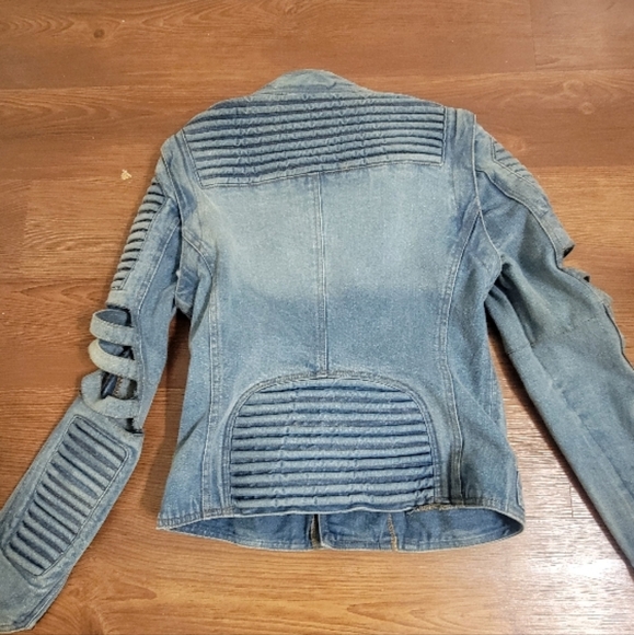 Stylish Denim Jacket with Unique Sleeve Design - Picture 2 of 4